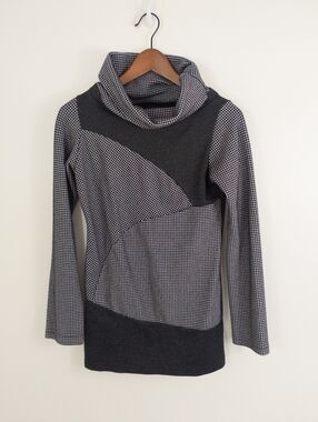 Ruelle Patterned Cowl Neck Tunic Top in Black & White Size Medium